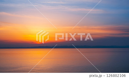 角田岬の夕暮れ：佐渡島に沈む夕日 126802106