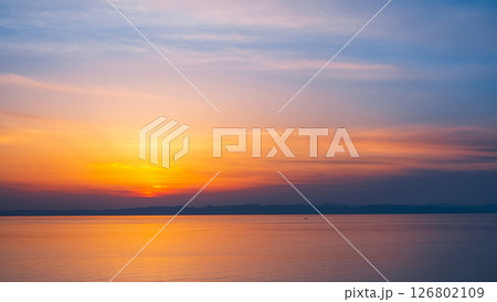 角田岬の夕暮れ：佐渡島に沈む夕日 126802109