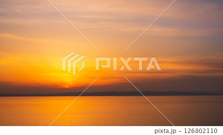 角田岬の夕暮れ：佐渡島に沈む夕日 126802110