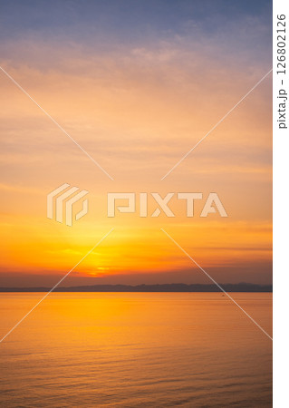 角田岬の夕暮れ：佐渡島に沈む夕日 126802126