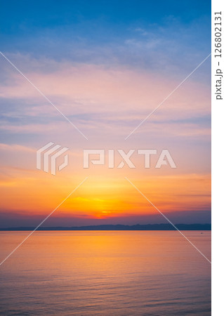 角田岬の夕暮れ：佐渡島に沈む夕日 126802131