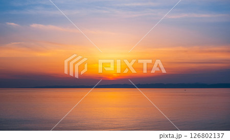 角田岬の夕暮れ：佐渡島に沈む夕日 126802137