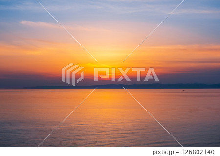 角田岬の夕暮れ:佐渡島に沈む夕日 角田岬の夕暮れ:佐渡島に沈む夕日 126802140