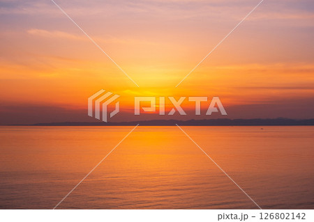 角田岬の夕暮れ：佐渡島に沈む夕日 126802142