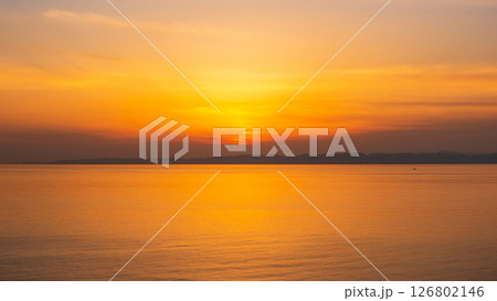 角田岬の夕暮れ：佐渡島に沈む夕日 126802146