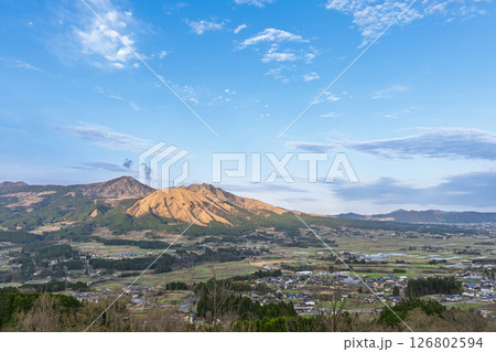 阿蘇山を背景にパノラマ風景 「観音桜公園芝生広場(展望所)から観える絶景」(阿蘇郡南阿蘇村) 阿蘇山を背景にパノラマ風景 「観音桜公園芝生広場(展望所)から観える絶景」(阿蘇郡南阿蘇村) 126802594