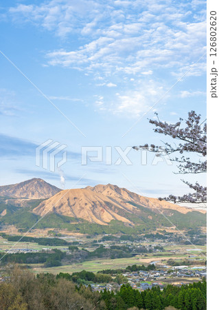 阿蘇山を背景にパノラマ風景　「観音桜公園芝生広場（展望所）から観える絶景」(阿蘇郡南阿蘇村) 126802620