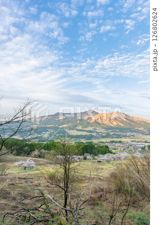 阿蘇山を背景にパノラマ風景　「観音桜公園芝生広場（展望所）から観える絶景」(阿蘇郡南阿蘇村) 126802624
