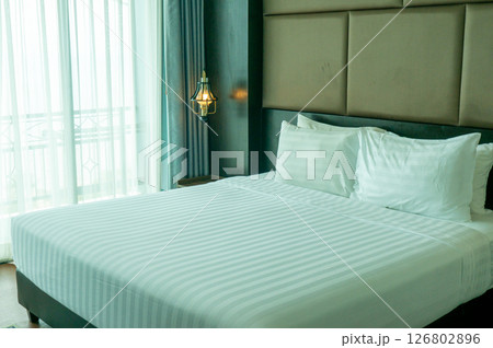 ホテルリゾートのベッド 126802896