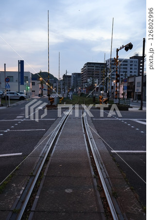 北九州銀行レトロライン 門司港レトロ観光列車の線路（福岡県北九州市門司区港町） 126802996