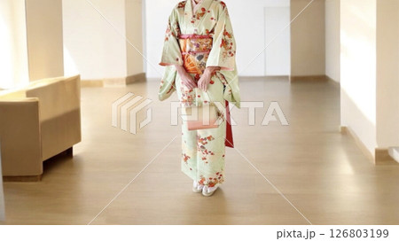 着物を着てホールに立つ女性_ワイド 126803199