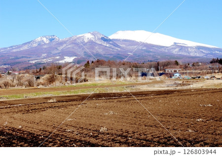 3月の冠雪の浅間山 信州の山々 信州の風景 3月の冠雪の浅間山 信州の山々 信州の風景 126803944