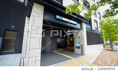 東京メトロ有楽町線の東池袋駅4番出入口、エスカレーターとエレベーターが設置 東京メトロ有楽町線の東池袋駅4番出入口、エスカレーターとエレベーターが設置 126804056