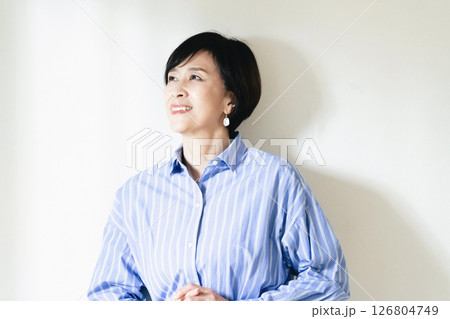 若々しいシニア女性のポートレート 126804749