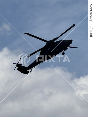 離陸飛行中の陸上自衛隊仕様のヘリコプター。UH60 126804825