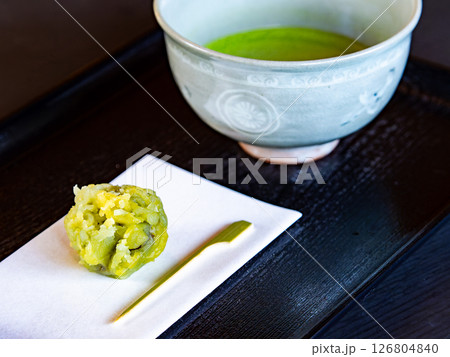 美味しい抹茶と豆の和菓子 126804840