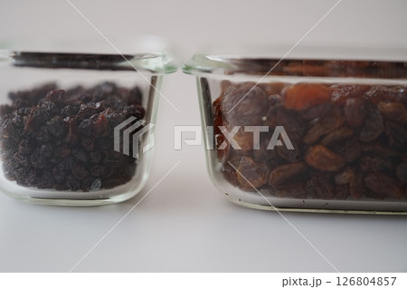 料理にプラスして味わい豊かに - 南アフリカ産のカレンズとトルコ産のサルタナレーズン 126804857