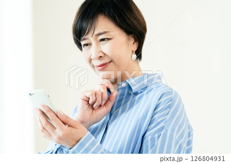 スマホを操作する中高年女性 スマホを操作する中高年女性 126804931