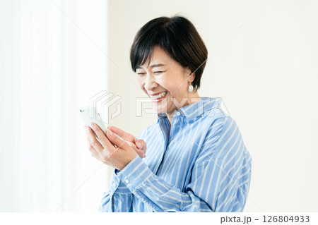 スマホを操作する中高年女性 スマホを操作する中高年女性 126804933