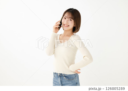 スマホを持つ女性 126805289