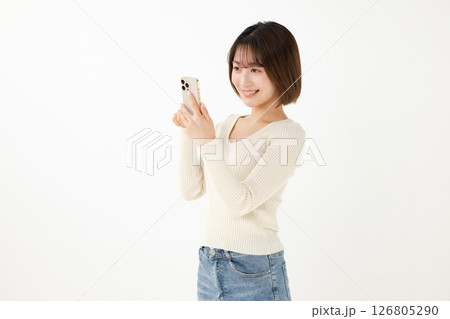スマホを持つ女性 スマホを持つ女性 126805290