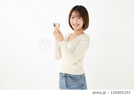 スマホを持つ女性 スマホを持つ女性 126805291