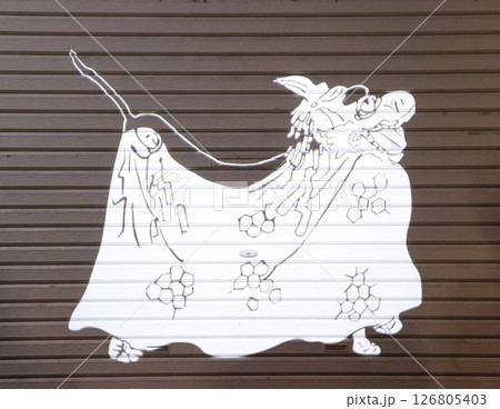 鳥取市の商店街のシャッターの影絵 鳥取市の商店街のシャッターの影絵 126805403