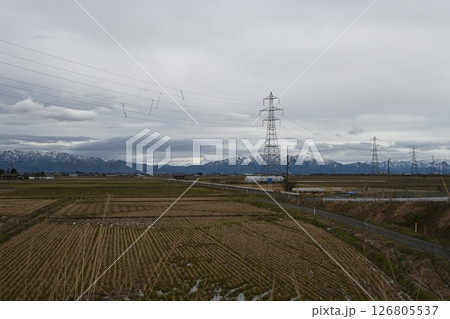 田園に立つ送電線 126805537