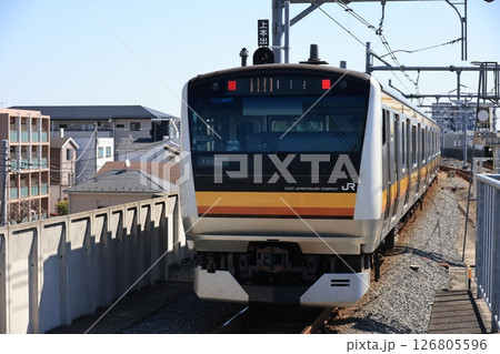 稲城長沼駅を出発したJR南武線川崎行きの電車 126805596