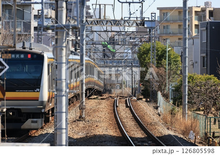 久地駅を出発していった南武線川崎行きの電車 126805598