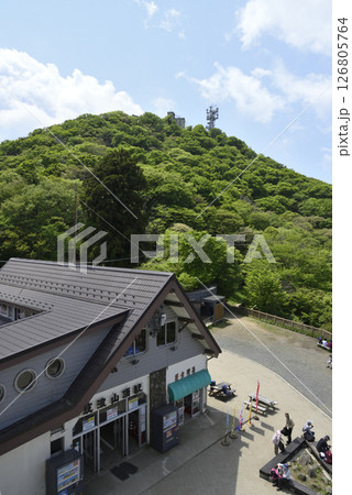 コマ展望台より筑波山山頂駅と男体山 コマ展望台より筑波山山頂駅と男体山 126805764