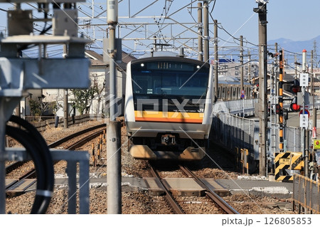 谷保駅に入線して来るJR南武線の電車 谷保駅に入線して来るJR南武線の電車 126805853