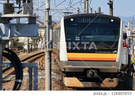 谷保駅に入線して来るJR南武線の電車 126805855