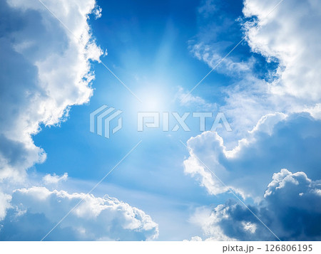 雲の切れ間の太陽の光と青空の 雲の切れ間の太陽の光と青空の 126806195