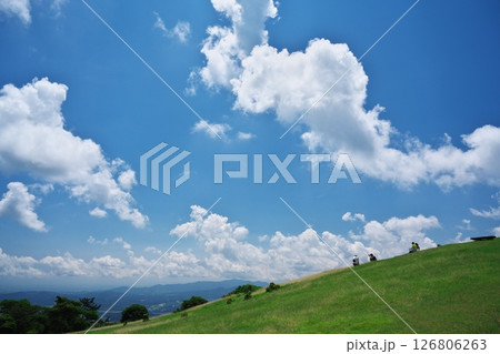初夏の青山高原 白い雲と青空の円山草原からの眺望 初夏の青山高原 白い雲と青空の円山草原からの眺望 126806263