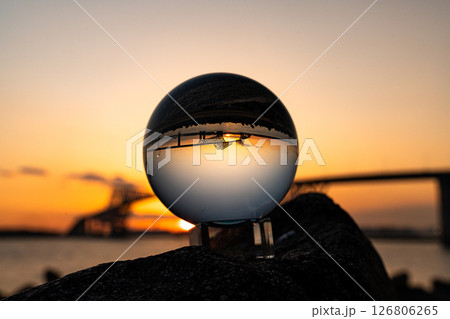 水晶越しに見る夕日 126806265