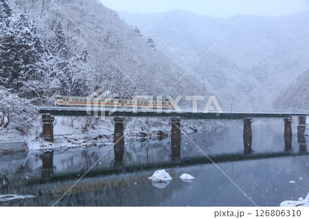 雪煙をあげて高山本線の気動車が第12宮川橋梁を渡る 126806310