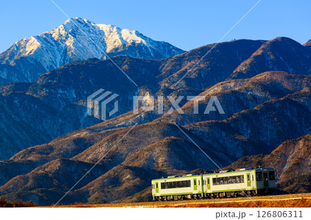 小淵沢大カーブを走る小海線に甲斐駒ヶ岳の威容が迫る 小淵沢大カーブを走る小海線に甲斐駒ヶ岳の威容が迫る 126806311