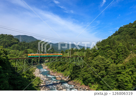 夏の千垣鉄橋を最徐行する富山地方鉄道 夏の千垣鉄橋を最徐行する富山地方鉄道 126806319