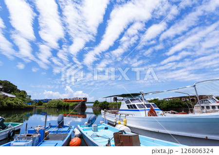 江の串漁港から大村線の気動車を撮る 126806324