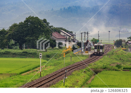 遠野を発車した列車が次の綾織駅に到着する 126806325
