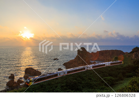 夕日のサンロードを背景にした五能線観光列車 126806328