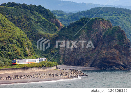 日本海に沿って走る五能線の観光列車を塩見崎から撮ってみた 日本海に沿って走る五能線の観光列車を塩見崎から撮ってみた 126806333