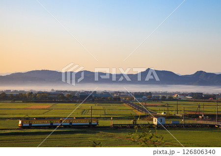 早朝の朝もやが漂うなか宍道湖の沿線を走る一畑電車 早朝の朝もやが漂うなか宍道湖の沿線を走る一畑電車 126806340