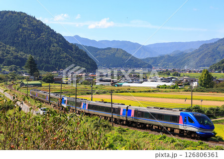 因美線の特急列車が国英の踏切を駆け抜ける 126806361