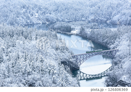 雪が積もる只見川第1橋梁を渡る只見線の気動車 126806369