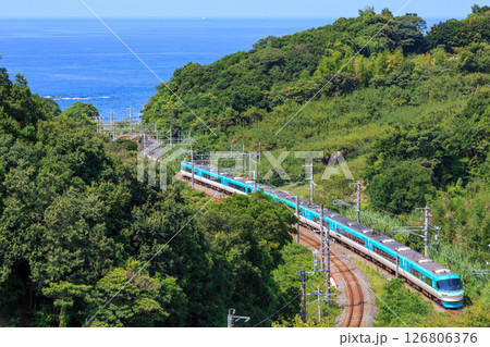 和歌山みなべの梅林に挟まれて紀勢本線の特急列車が疾走する 和歌山みなべの梅林に挟まれて紀勢本線の特急列車が疾走する 126806376