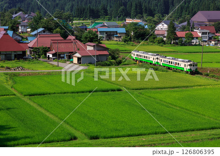 会津中川を走る只見線の気動車 126806395