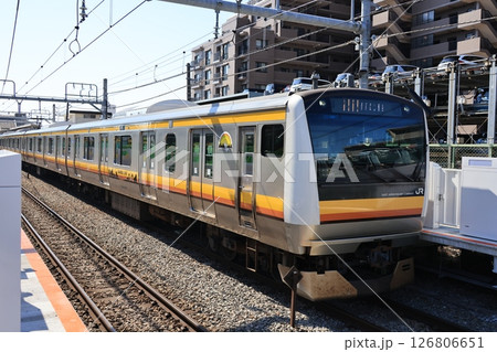 矢川駅に到着した南武線立川行きの電車 126806651