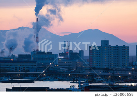 北海道、夕暮れの苫小牧港 北海道、夕暮れの苫小牧港 126806659